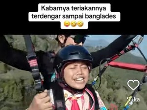 Ekspresi Lucu Siswi Berbaju Pramuka Naik Paralayang: Sik Pingin Kuliah Unair!