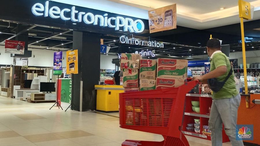 Suasana warga berbelanja di Transmart Yasmin Bogor. (CBC Indonesia/Martyasari Rizky)
