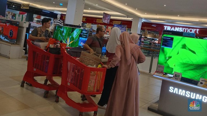 Suasana warga berbelanja di Transmart Yasmin Bogor. (CBC Indonesia/Martyasari Rizky)