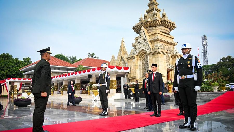 Wakil Presiden Gibran Rakabuming Raka melakukan prosesi tabur bunga ke sejumlah makam pahlawan di Taman Makam Pahlawan (TMP) Kalibata, Jakarta Selatan. Prosesi tabur bunga itu dilakukan usai Gibran memimpin upacara ziarah nasional. (Dok: Biro Pers Sekretariat Wakil Presiden)