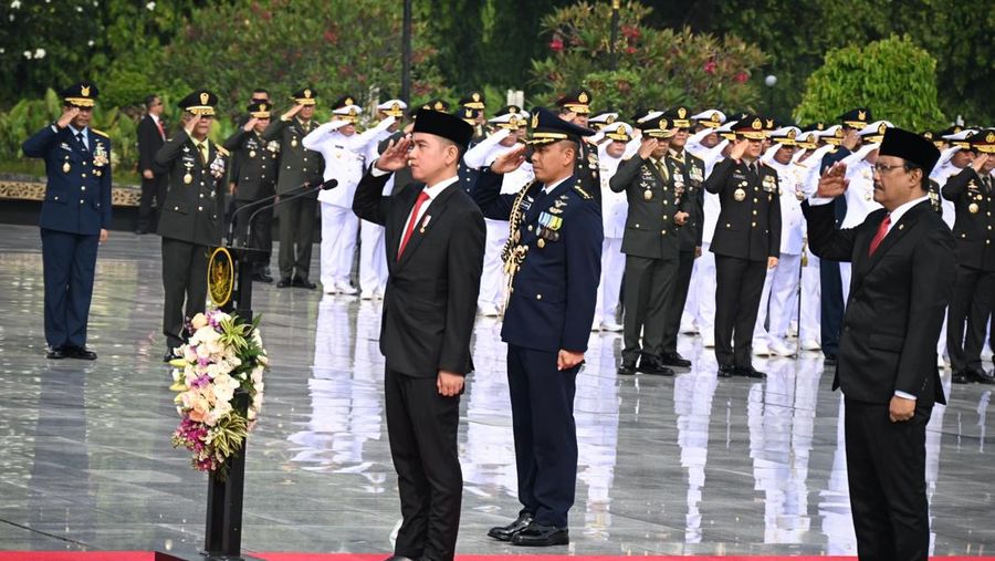 Wakil Presiden Gibran Rakabuming Raka melakukan prosesi tabur bunga ke sejumlah makam pahlawan di Taman Makam Pahlawan (TMP) Kalibata, Jakarta Selatan. Prosesi tabur bunga itu dilakukan usai Gibran memimpin upacara ziarah nasional. (Dok: Biro Pers Sekretariat Wakil Presiden)