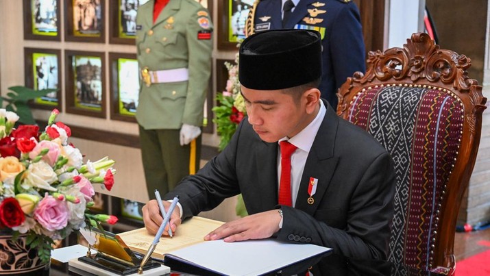 Wakil Presiden Gibran Rakabuming Raka melakukan prosesi tabur bunga ke sejumlah makam pahlawan di Taman Makam Pahlawan (TMP) Kalibata, Jakarta Selatan. Prosesi tabur bunga itu dilakukan usai Gibran memimpin upacara ziarah nasional. (Dok: Biro Pers Sekretariat Wakil Presiden)