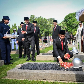 Potret Wapres Gibran Tabur Bunga di Makam Pahlawan