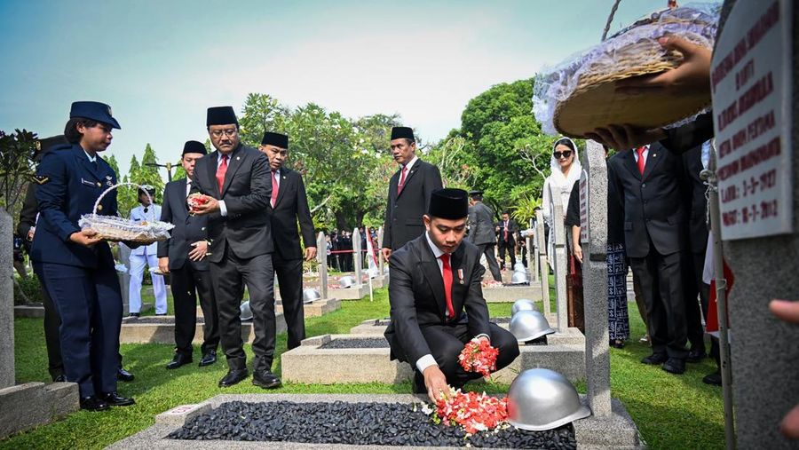 Wakil Presiden Gibran Rakabuming Raka melakukan prosesi tabur bunga ke sejumlah makam pahlawan di Taman Makam Pahlawan (TMP) Kalibata, Jakarta Selatan. Prosesi tabur bunga itu dilakukan usai Gibran memimpin upacara ziarah nasional. (Dok: Biro Pers Sekretariat Wakil Presiden)