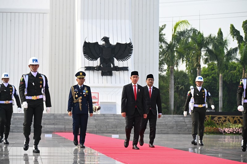 Wakil Presiden Gibran Rakabuming Raka melakukan prosesi tabur bunga ke sejumlah makam pahlawan di Taman Makam Pahlawan (TMP) Kalibata, Jakarta Selatan. Prosesi tabur bunga itu dilakukan usai Gibran memimpin upacara ziarah nasional. (Dok: Biro Pers Sekretariat Wakil Presiden)