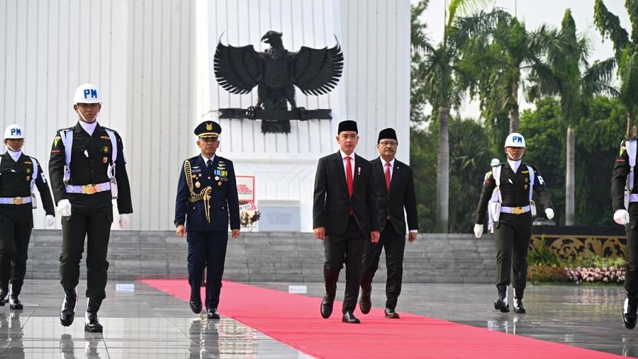 Wakil Presiden Gibran Rakabuming Raka melakukan prosesi tabur bunga ke sejumlah makam pahlawan di Taman Makam Pahlawan (TMP) Kalibata, Jakarta Selatan. Prosesi tabur bunga itu dilakukan usai Gibran memimpin upacara ziarah nasional. (Dok: Biro Pers Sekretariat Wakil Presiden)