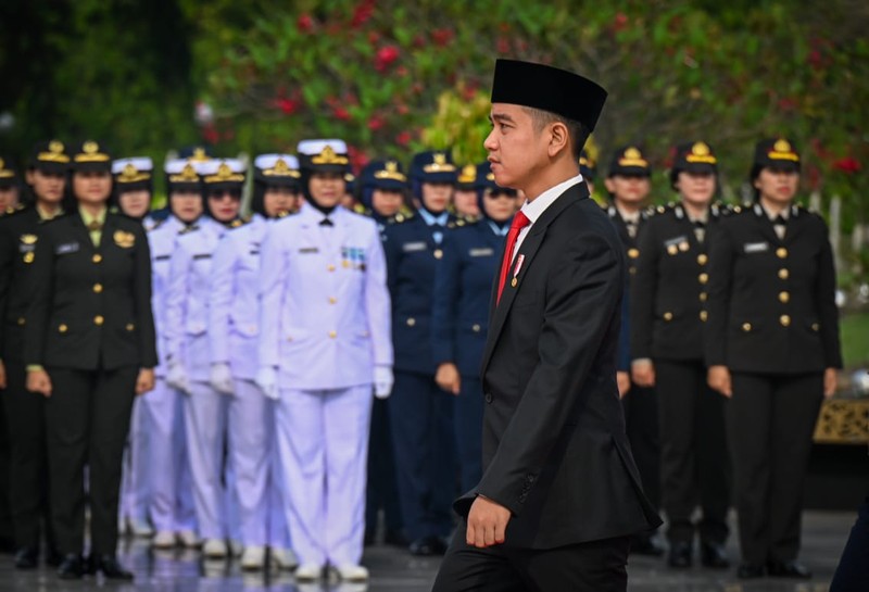 Wakil Presiden Gibran Rakabuming Raka melakukan prosesi tabur bunga ke sejumlah makam pahlawan di Taman Makam Pahlawan (TMP) Kalibata, Jakarta Selatan. Prosesi tabur bunga itu dilakukan usai Gibran memimpin upacara ziarah nasional. (Dok: Biro Pers Sekretariat Wakil Presiden)