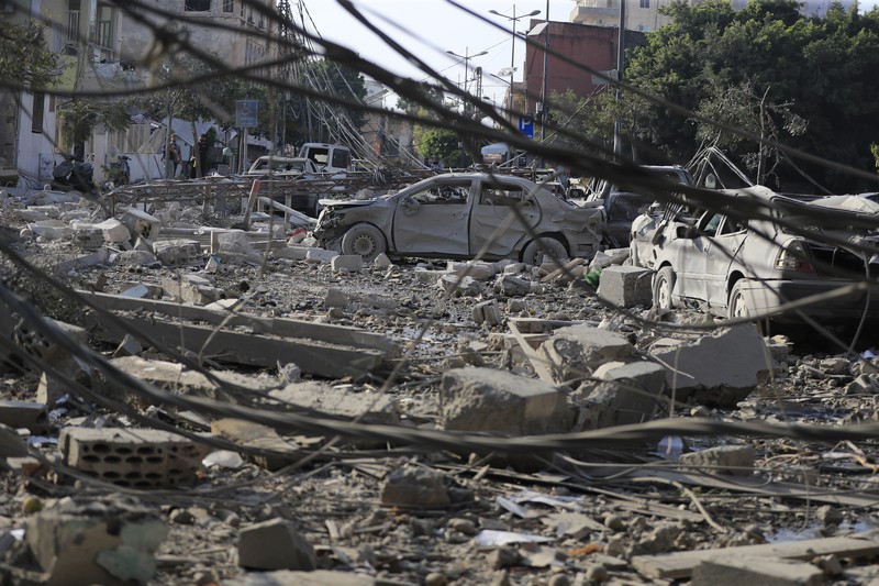 Warga memeriksa lokasi serangan udara Israel di Tyre, Lebanon selatan, Sabtu, 9 November 2024. (AP/Mohammad Zaatari)