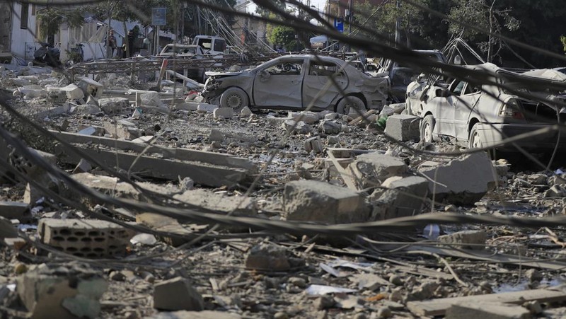 Warga memeriksa lokasi serangan udara Israel di Tyre, Lebanon selatan, Sabtu, 9 November 2024. (AP/Mohammad Zaatari)