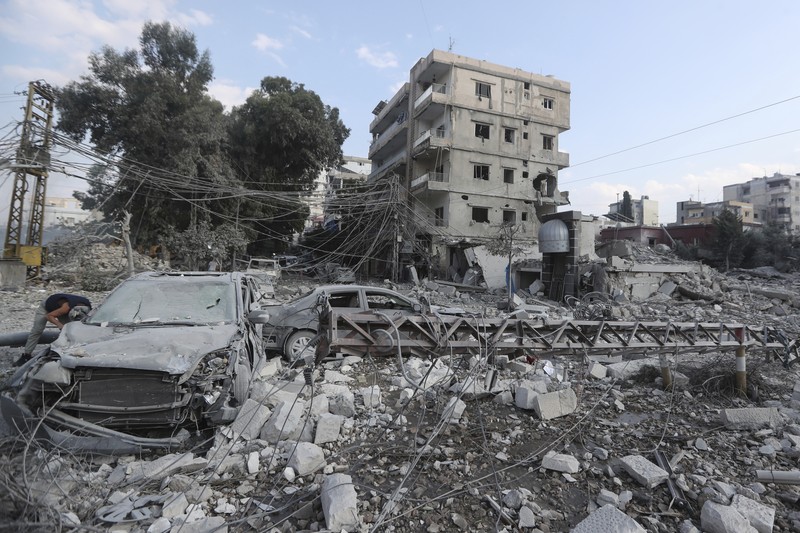 Warga memeriksa lokasi serangan udara Israel di Tyre, Lebanon selatan, Sabtu, 9 November 2024. (AP/Mohammad Zaatari) Warga memeriksa lokasi serangan udara Israel di Tyre, Lebanon selatan, Sabtu, 9 November 2024. (AP/Mohammad Zaatari)