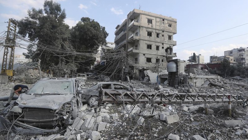 Warga memeriksa lokasi serangan udara Israel di Tyre, Lebanon selatan, Sabtu, 9 November 2024. (AP/Mohammad Zaatari)