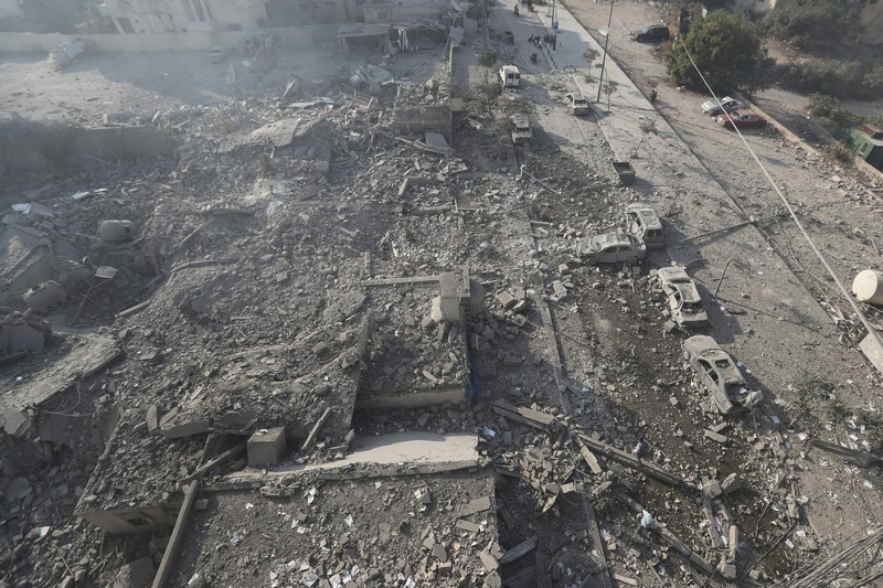 Warga memeriksa lokasi serangan udara Israel di Tyre, Lebanon selatan, Sabtu, 9 November 2024. (AP/Mohammad Zaatari) Warga memeriksa lokasi serangan udara Israel di Tyre, Lebanon selatan, Sabtu, 9 November 2024. (AP/Mohammad Zaatari)