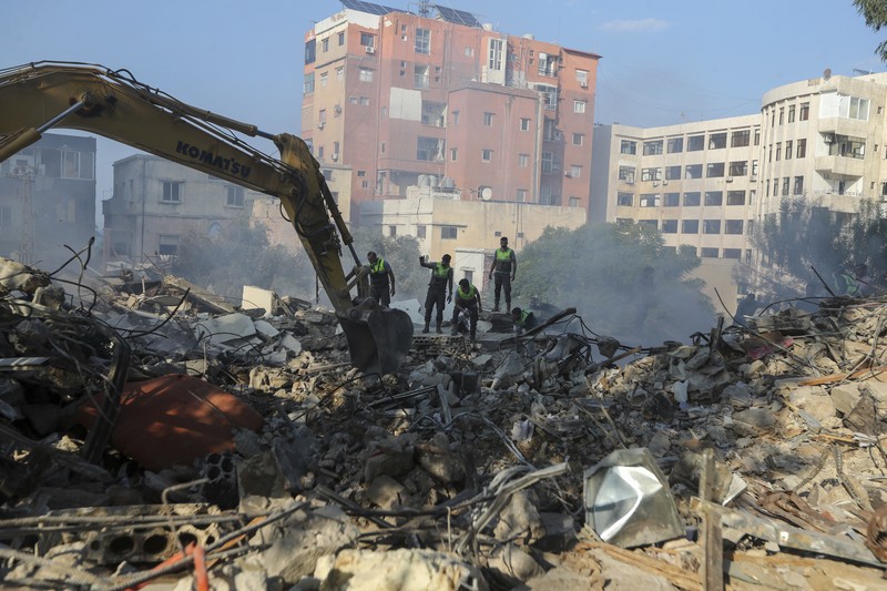 Warga memeriksa lokasi serangan udara Israel di Tyre, Lebanon selatan, Sabtu, 9 November 2024. (AP/Mohammad Zaatari) Warga memeriksa lokasi serangan udara Israel di Tyre, Lebanon selatan, Sabtu, 9 November 2024. (AP/Mohammad Zaatari)