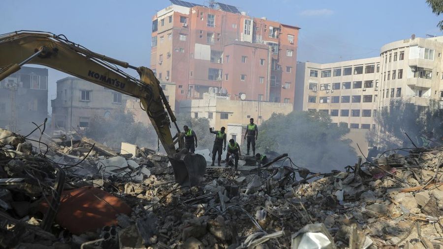 Warga memeriksa lokasi serangan udara Israel di Tyre, Lebanon selatan, Sabtu, 9 November 2024. (AP/Mohammad Zaatari)