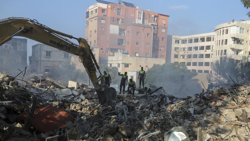 Warga memeriksa lokasi serangan udara Israel di Tyre, Lebanon selatan, Sabtu, 9 November 2024. (AP/Mohammad Zaatari)