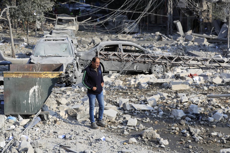 Warga memeriksa lokasi serangan udara Israel di Tyre, Lebanon selatan, Sabtu, 9 November 2024. (AP/Mohammad Zaatari) Warga memeriksa lokasi serangan udara Israel di Tyre, Lebanon selatan, Sabtu, 9 November 2024. (AP/Mohammad Zaatari)