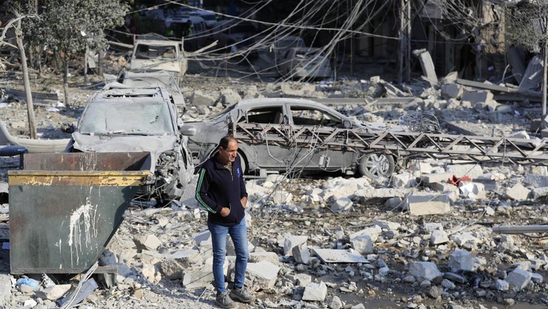 Warga memeriksa lokasi serangan udara Israel di Tyre, Lebanon selatan, Sabtu, 9 November 2024. (AP/Mohammad Zaatari)