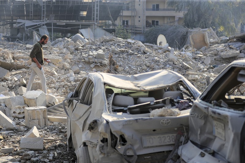 Warga memeriksa lokasi serangan udara Israel di Tyre, Lebanon selatan, Sabtu, 9 November 2024. (AP/Mohammad Zaatari) Warga memeriksa lokasi serangan udara Israel di Tyre, Lebanon selatan, Sabtu, 9 November 2024. (AP/Mohammad Zaatari)