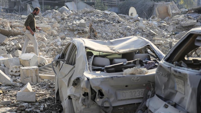 Warga memeriksa lokasi serangan udara Israel di Tyre, Lebanon selatan, Sabtu, 9 November 2024. (AP/Mohammad Zaatari)