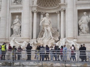 Terbangkan Drone di Trevi Fountain, Turis Ditilang deh
