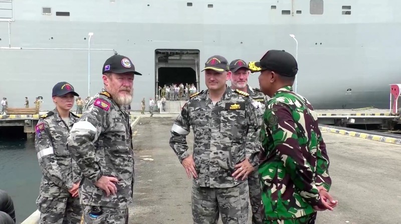 Anggota Angkatan Pertahanan Australia (ADF) dengan kapal perang mereka berlabuh di Banyuwangi di Jawa Timur, pada hari Minggu (10/11/2024). (Tangkapan Layar Video Reuters)