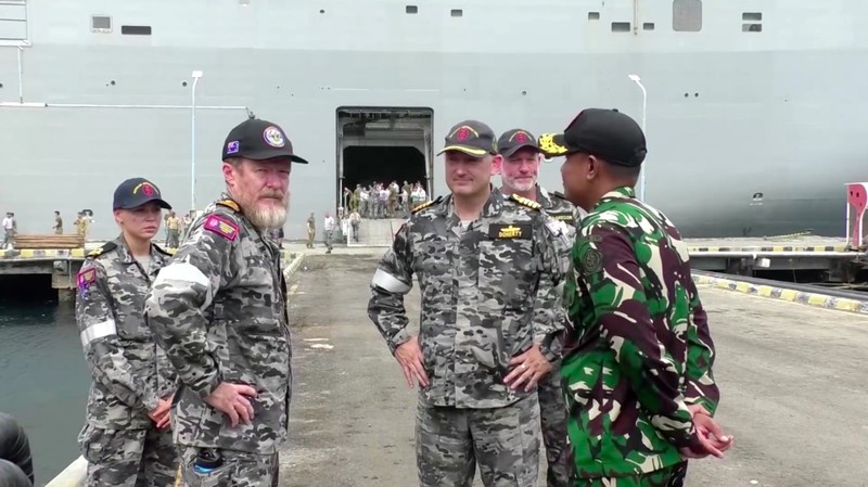 Anggota Angkatan Pertahanan Australia (ADF) dengan kapal perang mereka berlabuh di Banyuwangi di Jawa Timur, pada hari Minggu (10/11/2024). (Tangkapan Layar Video Reuters)