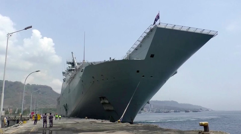 Anggota Angkatan Pertahanan Australia (ADF) dengan kapal perang mereka berlabuh di Banyuwangi di Jawa Timur, pada hari Minggu (10/11/2024). Anggota Angkatan Pertahanan Australia (ADF) dengan kapal perang mereka berlabuh di Banyuwangi di Jawa Timur, pada hari Minggu (10/11/2024). (Tangkapan Layar Video Reuters)