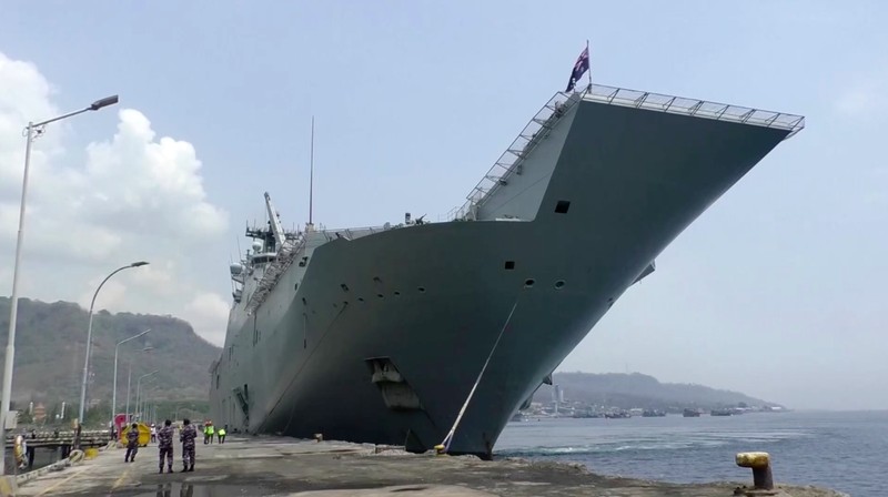 Anggota Angkatan Pertahanan Australia (ADF) dengan kapal perang mereka berlabuh di Banyuwangi di Jawa Timur, pada hari Minggu (10/11/2024). (Tangkapan Layar Video Reuters)