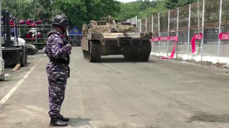 Anggota Angkatan Pertahanan Australia (ADF) dengan kapal perang mereka berlabuh di Banyuwangi di Jawa Timur, pada hari Minggu (10/11/2024). Anggota Angkatan Pertahanan Australia (ADF) dengan kapal perang mereka berlabuh di Banyuwangi di Jawa Timur, pada hari Minggu (10/11/2024). (Tangkapan Layar Video Reuters)