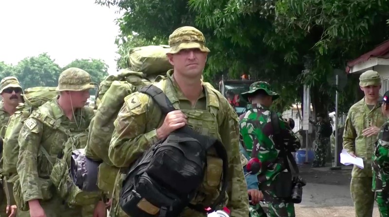 Anggota Angkatan Pertahanan Australia (ADF) dengan kapal perang mereka berlabuh di Banyuwangi di Jawa Timur, pada hari Minggu (10/11/2024). Anggota Angkatan Pertahanan Australia (ADF) dengan kapal perang mereka berlabuh di Banyuwangi di Jawa Timur, pada hari Minggu (10/11/2024). (Tangkapan Layar Video Reuters)
