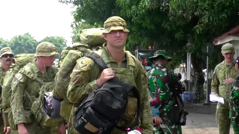 Anggota Angkatan Pertahanan Australia (ADF) dengan kapal perang mereka berlabuh di Banyuwangi di Jawa Timur, pada hari Minggu (10/11/2024). (Tangkapan Layar Video Reuters)