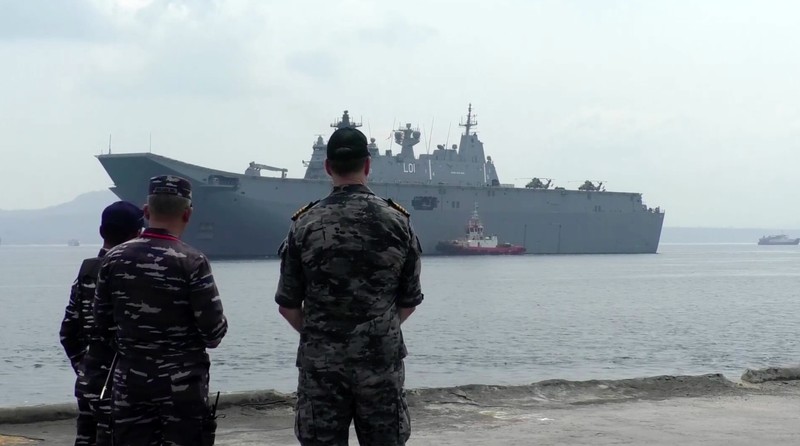 Anggota Angkatan Pertahanan Australia (ADF) dengan kapal perang mereka berlabuh di Banyuwangi di Jawa Timur, pada hari Minggu (10/11/2024). Anggota Angkatan Pertahanan Australia (ADF) dengan kapal perang mereka berlabuh di Banyuwangi di Jawa Timur, pada hari Minggu (10/11/2024). (Tangkapan Layar Video Reuters)