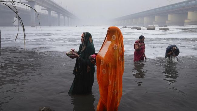 Potret Warga India 'Bersuci' di Sungai Penuh Buih-Buih Limbah Beracun