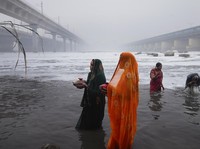 Potret Warga India 'Bersuci' di Sungai Penuh Buih-Buih Limbah Beracun