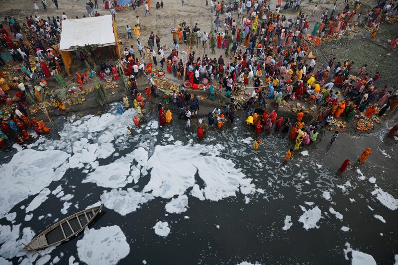 Festival keagamaan Hindu Chhath Puja tetap berlangsung khidmat meski buih-buih limbah menutupi Sungai Yamuna, New Delhi, India, Kamis (7/11). (REUTERS/Anushree Fadnavis) Festival keagamaan Hindu Chhath Puja tetap berlangsung khidmat meski buih-buih limbah menutupi Sungai Yamuna, New Delhi, India, Kamis (7/11). (REUTERS/Anushree Fadnavis)