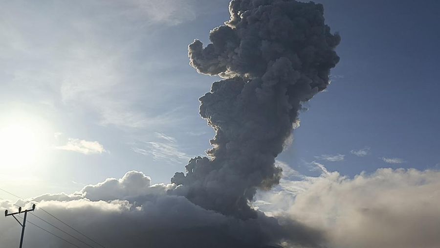 Gunung Lewotobi Laki-Laki memuntahkan material vulkanik saat terjadi letusan, di Flores Timur, Indonesia, Kamis, 7 November 2024. (AP Photo)