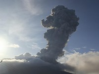 Gunung Lewotobi RI Erupsi, Perhatikan Instruksi Badan Geologi
