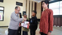 Senangnya Tunarungu Pacitan Terima Alat Bantu Dengar dari Bhayangkari