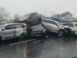 Horor Truk Rem Blong Picu Tabrakan Cipularang hingga Mobil Bertumpukan