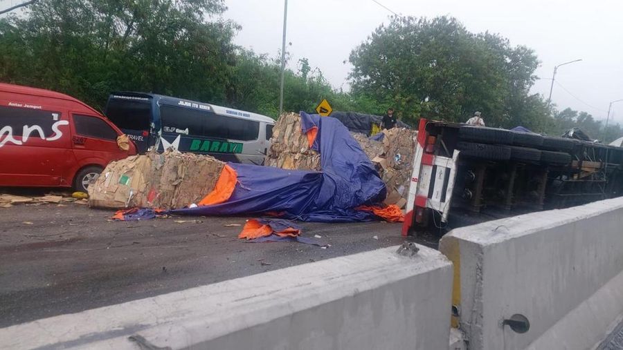 Suasana kecelakaan di Tol Cipularang, Jawa Barat, Senin (11/11/2024). (Istimewa)