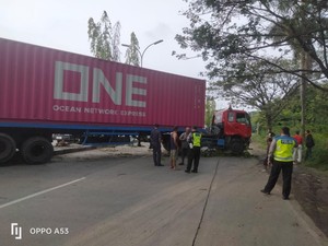 Trailer Tabrak Median di Yos Sudarso Semarang, Lalu Lintas Sempat Tersendat