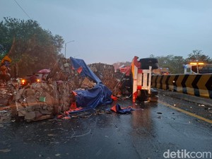 Momen Mencekam Saat Truk Seruduk Antrean Mobil di Tol Cipularang