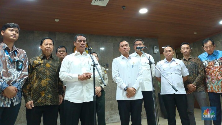 Menteri Pertanian Andi Amran Sulaiman mengumpulkan seluruh pemangku kepentingan yang terkait susu perah di kantornya hari ini, Senin (11/11/2024). (CNBC Indonesia/Martyasari Rizky)