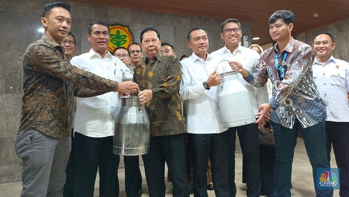 Menteri Pertanian Andi Amran Sulaiman mengumpulkan seluruh pemangku kepentingan yang terkait susu perah di kantornya hari ini, Senin (11/11/2024). (CNBC Indonesia/Martyasari Rizky)