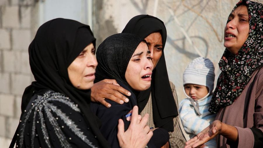Warga Israel melihat Gaza utara dari sudut pandang dekat perbatasan, di tengah konflik yang sedang berlangsung di Gaza antara Israel dan Hamas, seperti yang terlihat dari Israel, 9 November 2024. (REUTERS/Amir Cohen)