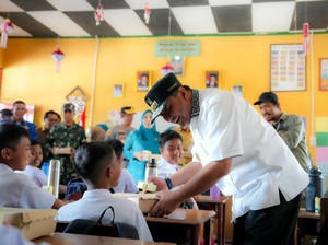Pj Gubernur Sulbar Uji Coba Makan Bergizi Gratis di SD dan SMP Pasangkayu