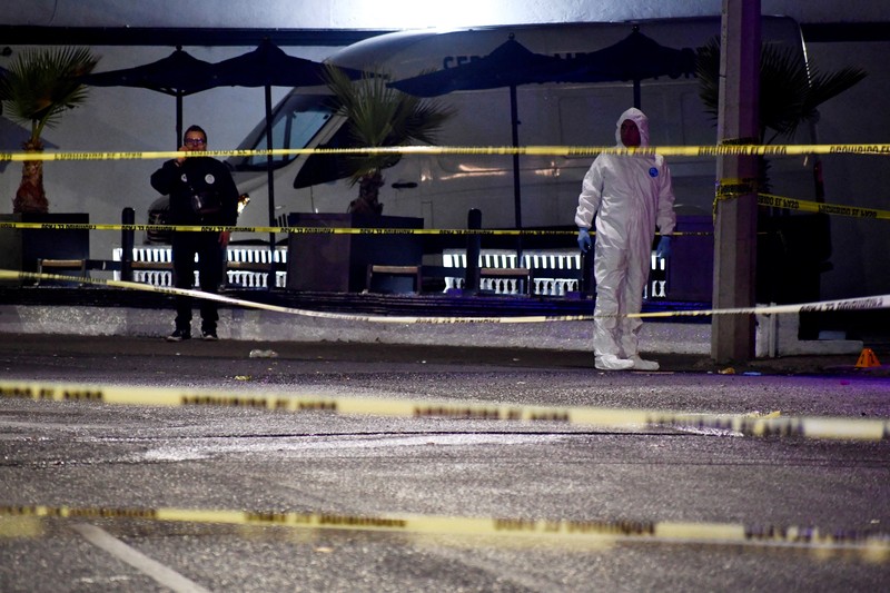 Petugas polisi bekerja di tempat kejadian perkara di mana orang-orang bersenjata memasuki bar dan menewaskan dan melukai beberapa orang, di Santiago de Queretaro, negara bagian Queretaro, Meksiko, 9 November 2024. (REUTERS/Angel Merida)
