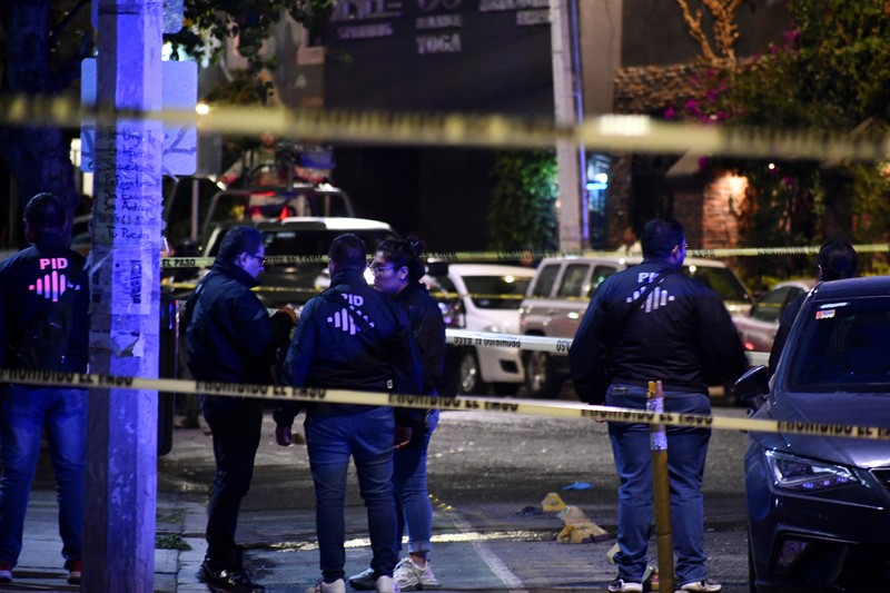 Petugas polisi bekerja di tempat kejadian perkara di mana orang-orang bersenjata memasuki bar dan menewaskan dan melukai beberapa orang, di Santiago de Queretaro, negara bagian Queretaro, Meksiko, 9 November 2024. Petugas polisi bekerja di tempat kejadian perkara di mana orang-orang bersenjata memasuki bar dan menewaskan dan melukai beberapa orang, di Santiago de Queretaro, negara bagian Queretaro, Meksiko, 9 November 2024. (REUTERS/Angel Merida)