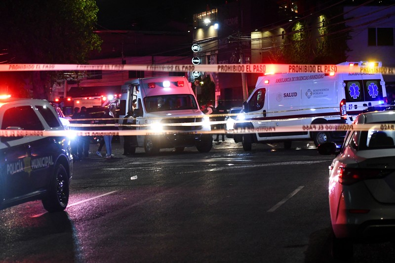 Petugas polisi bekerja di tempat kejadian perkara di mana orang-orang bersenjata memasuki bar dan menewaskan dan melukai beberapa orang, di Santiago de Queretaro, negara bagian Queretaro, Meksiko, 9 November 2024. Petugas polisi bekerja di tempat kejadian perkara di mana orang-orang bersenjata memasuki bar dan menewaskan dan melukai beberapa orang, di Santiago de Queretaro, negara bagian Queretaro, Meksiko, 9 November 2024. (REUTERS/Angel Merida)