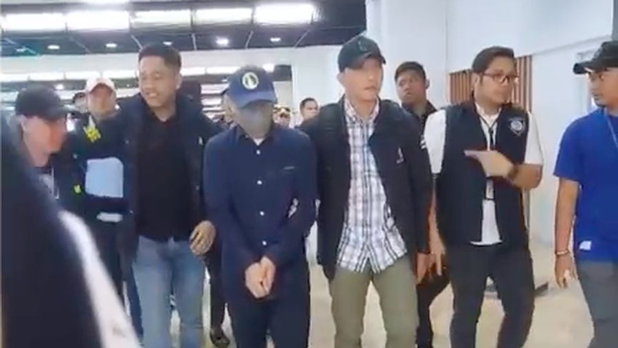Polisi Kembali menangkap dua orang yang terlibat dalam kasus perjudian online di Kementerian Komunikasi dan Digital (Kemkomdigi). Kedua warga sipil ini dibawa oleh penyidik Direktorat Reserse Kriminal Umum (Ditreskrimum) Polda Metro Jaya melalui Bandara Soekarno-Hatta, Minggu (10/11/2024) malam. (Dok. Humas POLRI)